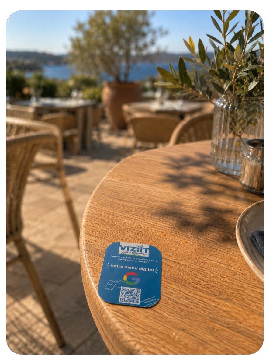Carte NFC Viziit posée sur une table en terrasse